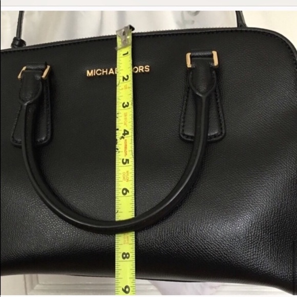 🛍️ Vintage Authentic MK shoulder bag excellent condition comes with dust bag. - Picture 7 of 12